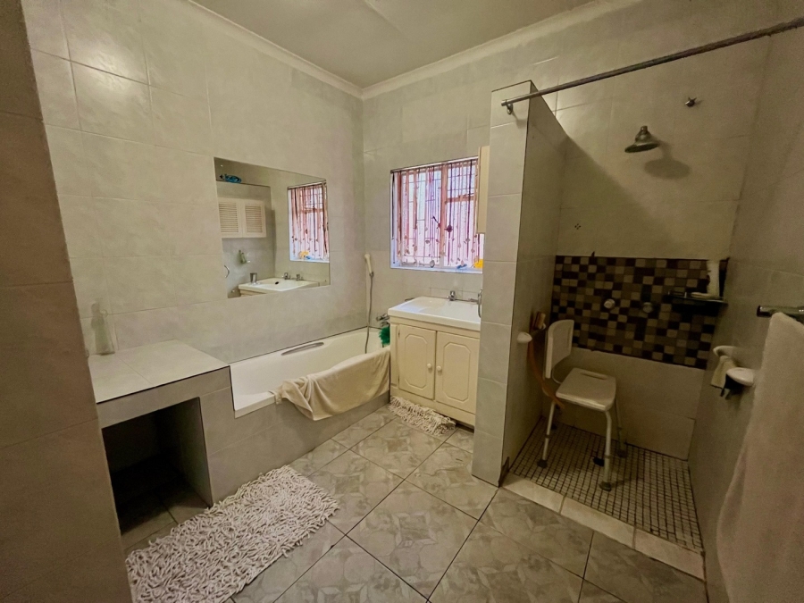 5 Bedroom Property for Sale in Protea Park North West